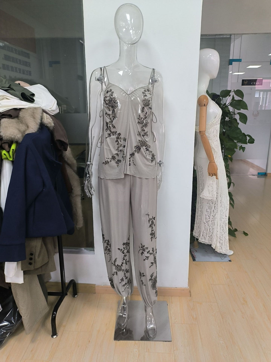Damens förföriskt spaghetti-bands topp med elegant broderi Mirla-Eva Jonsson