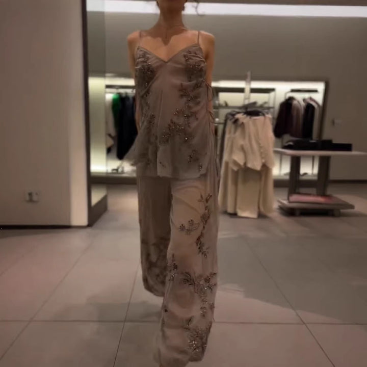 Damens förföriskt spaghetti-bands topp med elegant broderi Mirla-Eva Jonsson