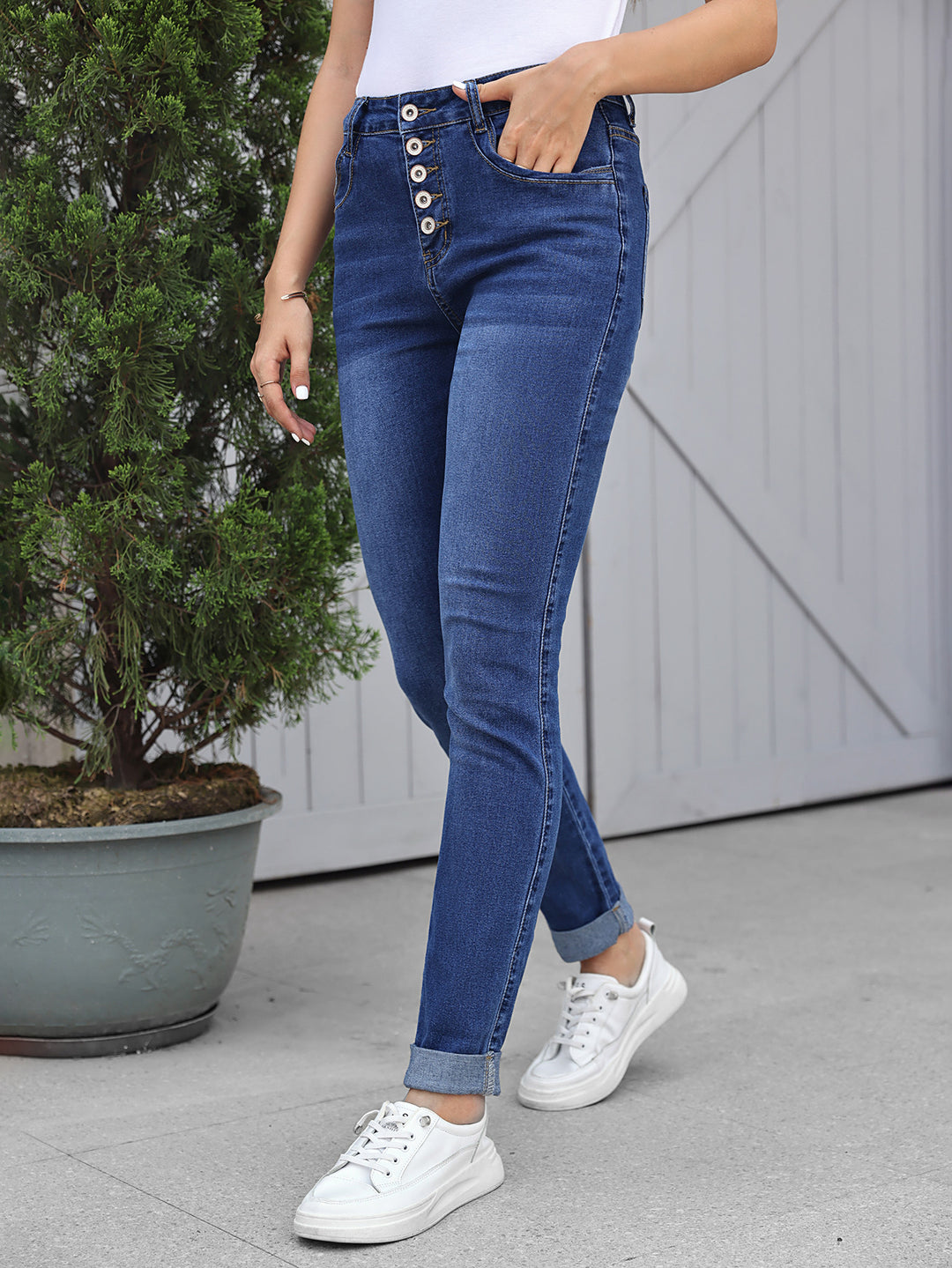 Damens högt skurna jeans med knapprad och avslappnade uppvikt fåll Eva Jonsson-Eva Jonsson