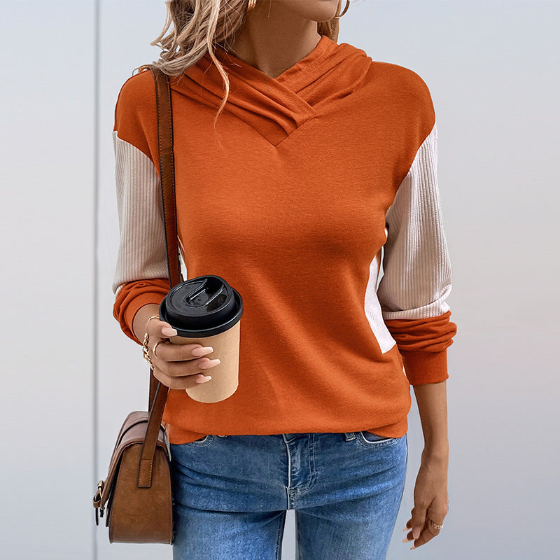 Damens hoodie med modern V-hals och strukturerad ärmar design Mirla-Eva Jonsson