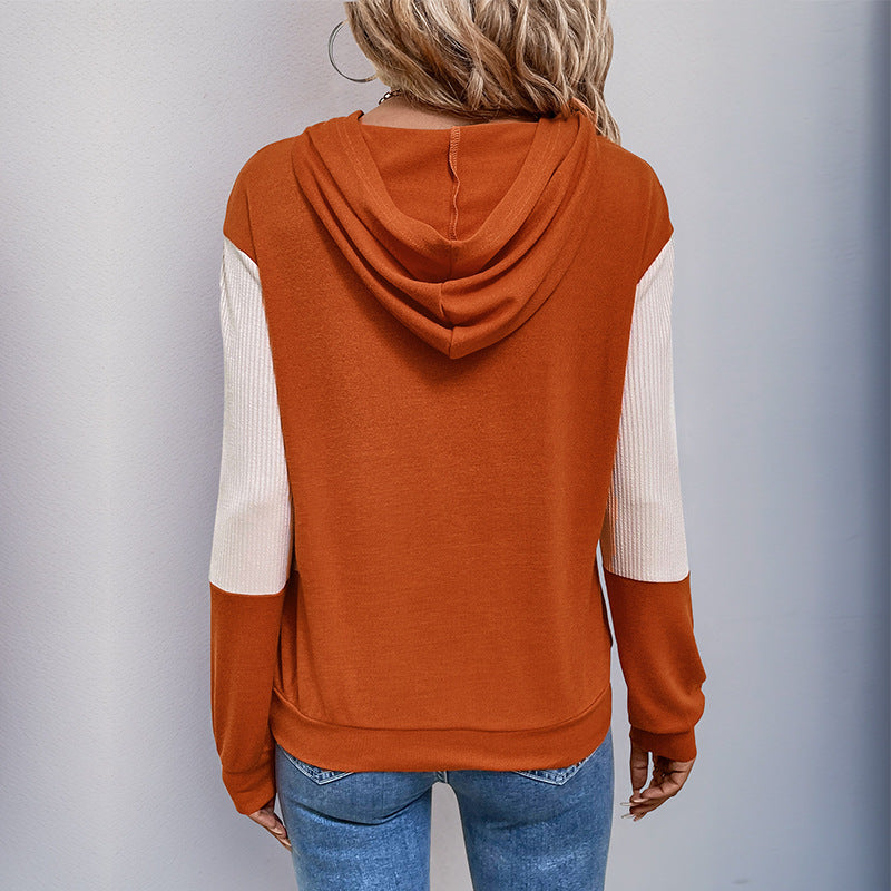 Damens hoodie med modern V-hals och strukturerad ärmar design Mirla-Eva Jonsson
