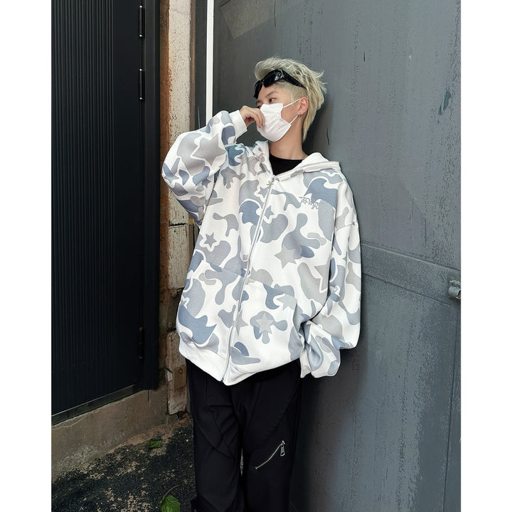 Damens hoodie med unik camouflage-design och detaljerad broderi Mirla-Eva Jonsson
