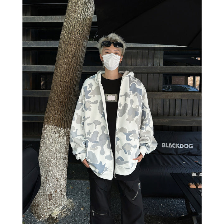 Damens hoodie med unik camouflage-design och detaljerad broderi Mirla-Eva Jonsson