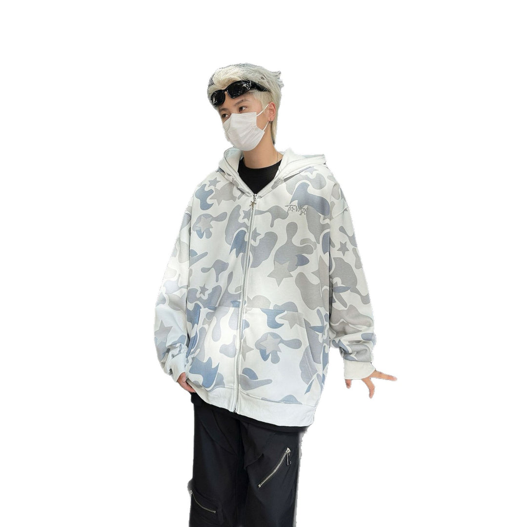 Damens hoodie med unik camouflage-design och detaljerad broderi Mirla-Eva Jonsson