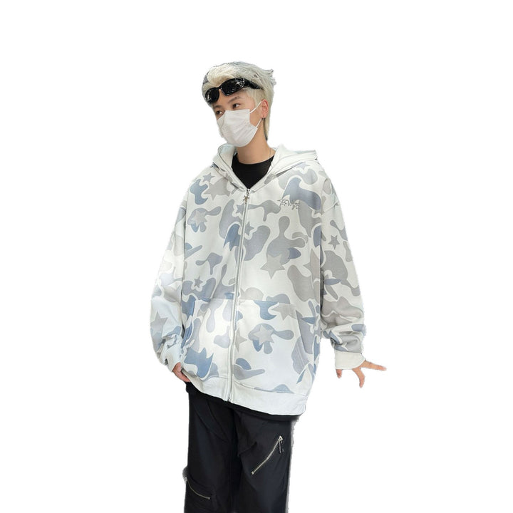Damens hoodie med unik camouflage-design och detaljerad broderi Mirla-Eva Jonsson