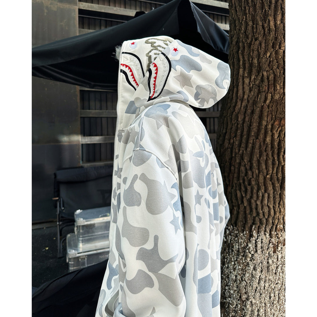 Damens hoodie med unik camouflage-design och detaljerad broderi Mirla-Eva Jonsson