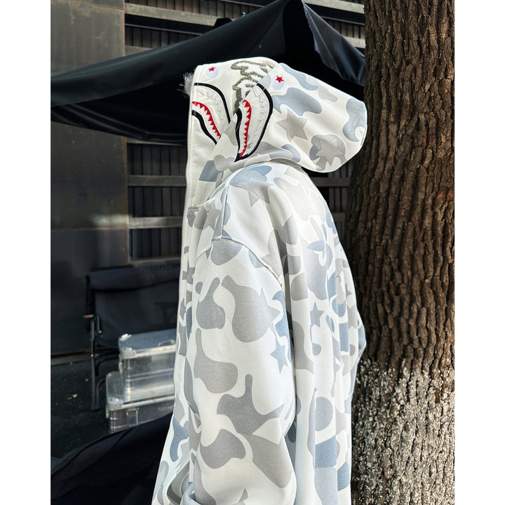 Damens hoodie med unik camouflage-design och detaljerad broderi Mirla-Eva Jonsson