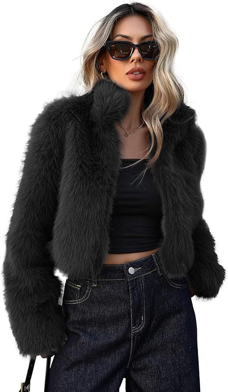 Damens korta konstpälsjacka med mjuk päls och elegant silhuett Mirla-Eva Jonsson