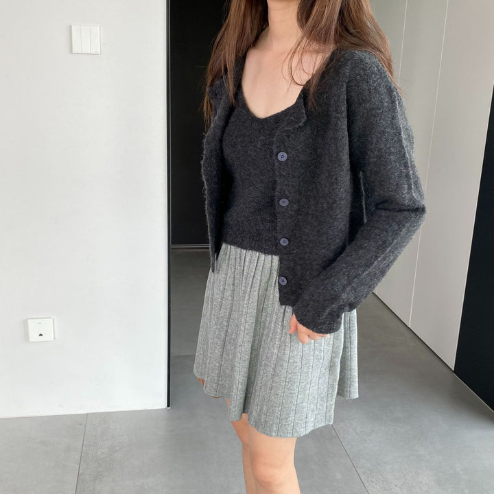Damens loose stickad cardigan med fin materialtextur och eleganta knapppdetaljer Mirla-Eva Jonsson