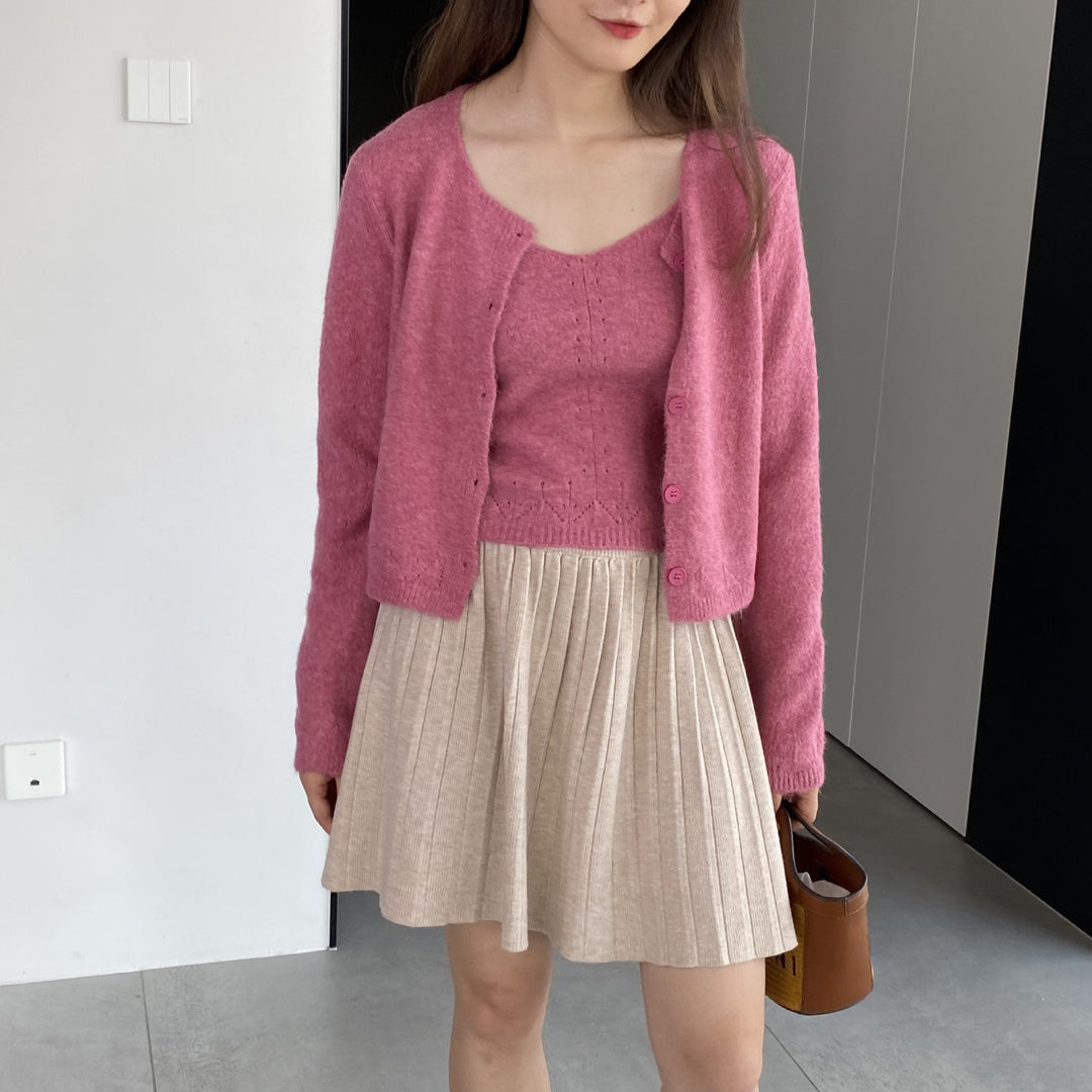Damens loose stickad cardigan med fin materialtextur och eleganta knapppdetaljer Mirla-Eva Jonsson