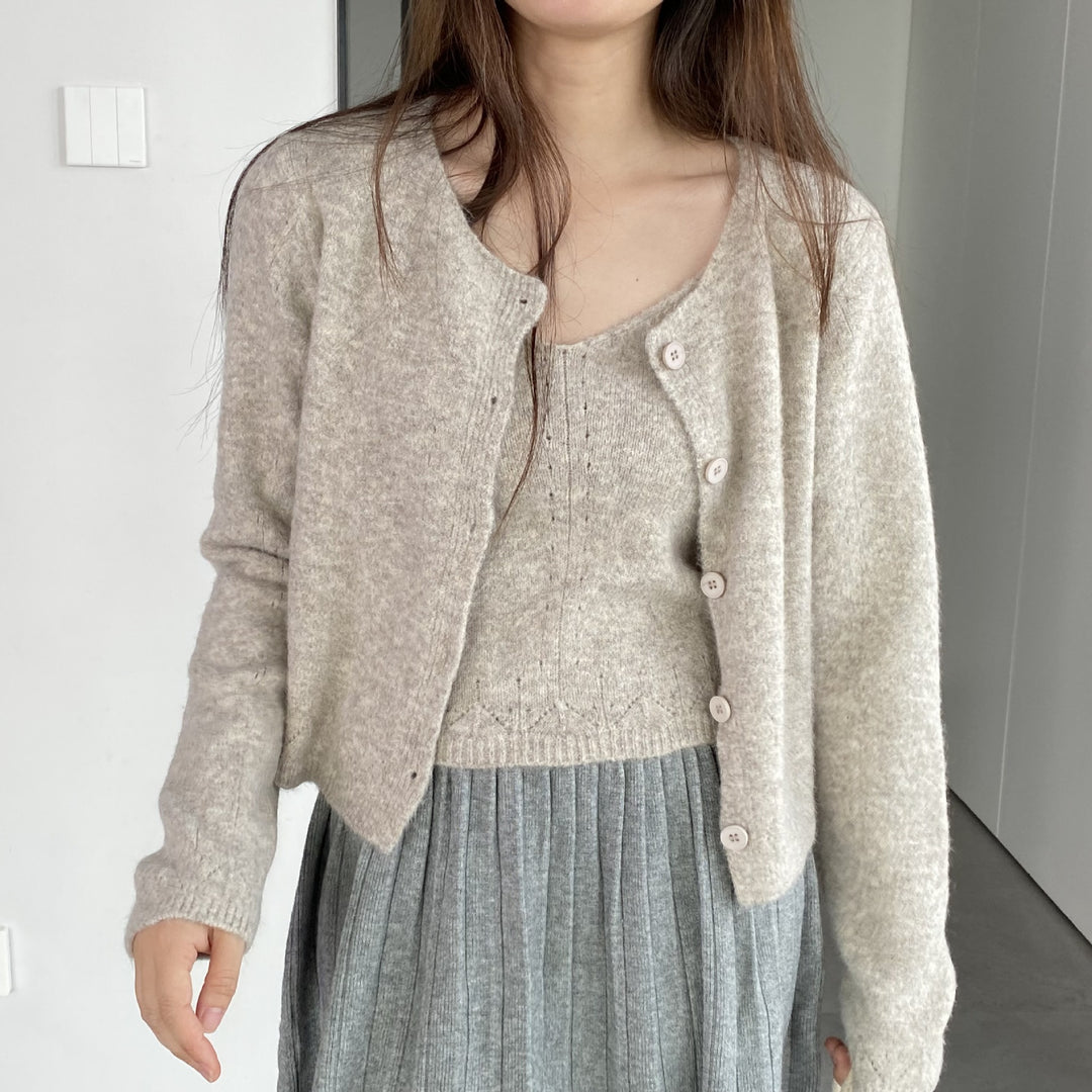 Damens loose stickad cardigan med fin materialtextur och eleganta knapppdetaljer Mirla-Eva Jonsson