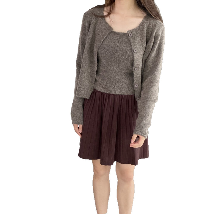 Damens loose stickad cardigan med fin materialtextur och eleganta knapppdetaljer Mirla-Eva Jonsson