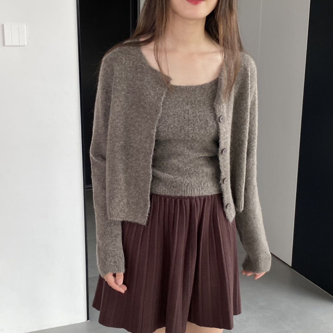 Damens loose stickad cardigan med fin materialtextur och eleganta knapppdetaljer Mirla-Eva Jonsson
