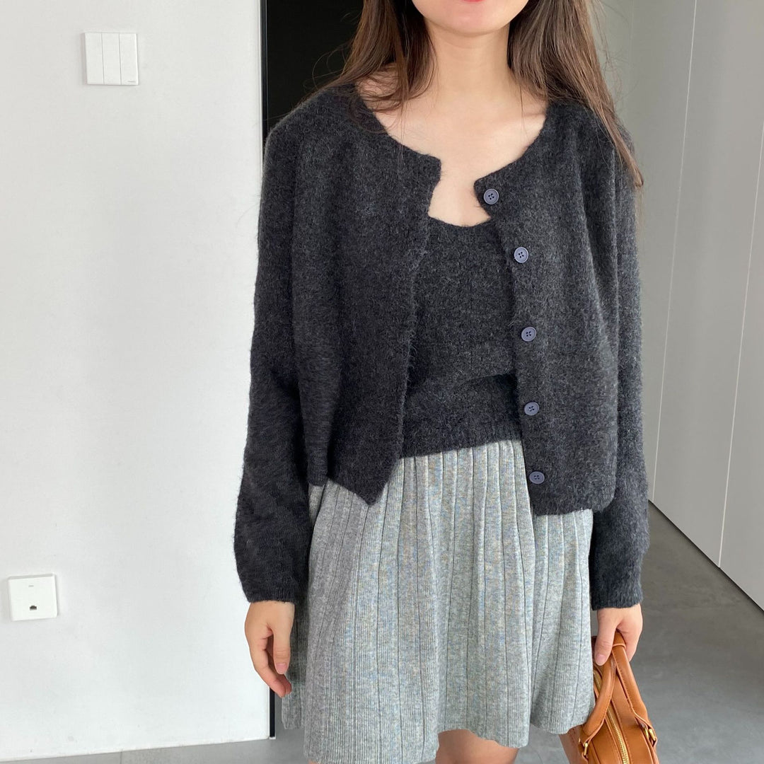 Damens loose stickad cardigan med fin materialtextur och eleganta knapppdetaljer Mirla-Eva Jonsson