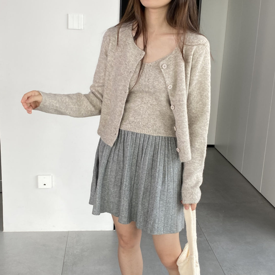 Damens loose stickad cardigan med fin materialtextur och eleganta knapppdetaljer Mirla-Eva Jonsson