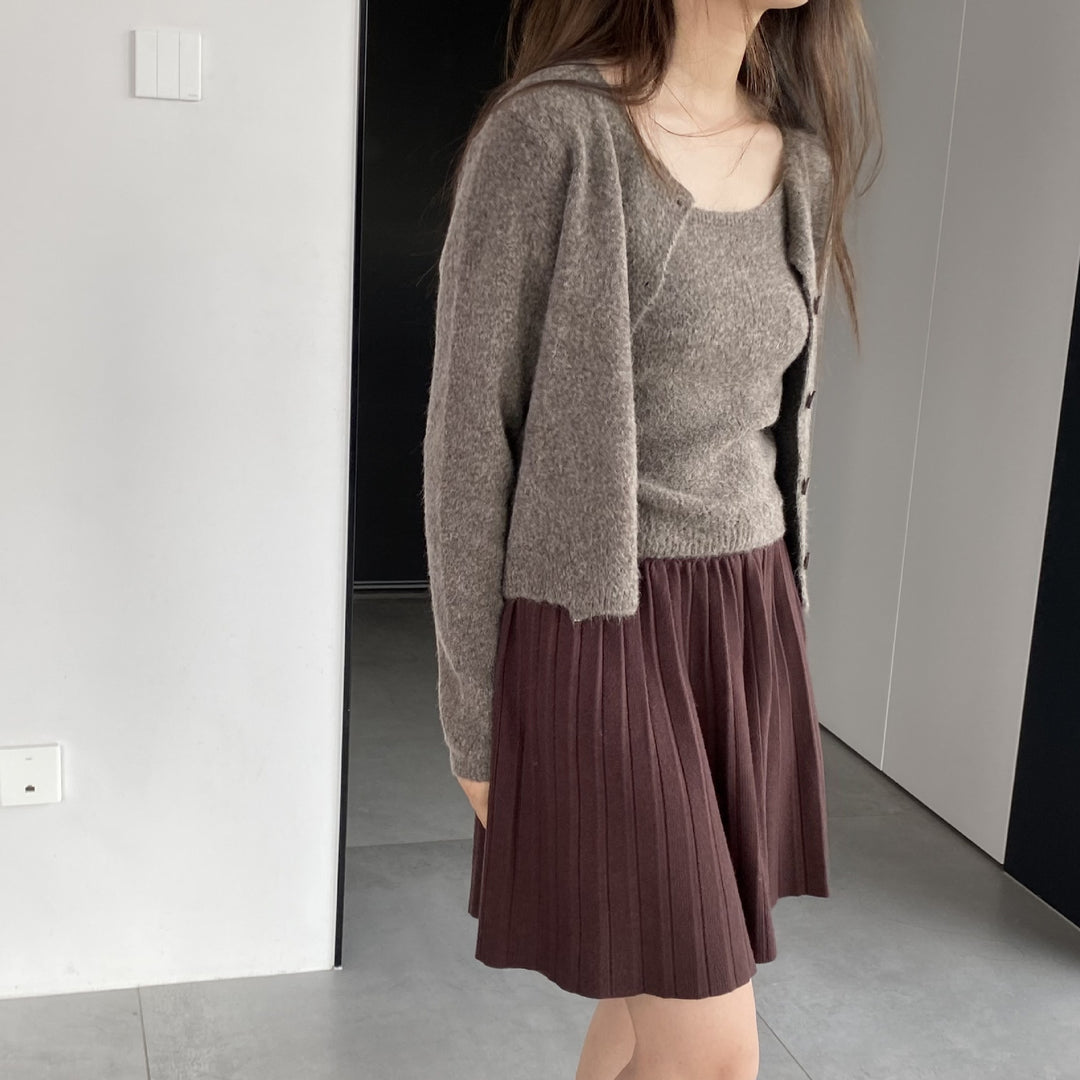 Damens loose stickad cardigan med fin materialtextur och eleganta knapppdetaljer Mirla-Eva Jonsson