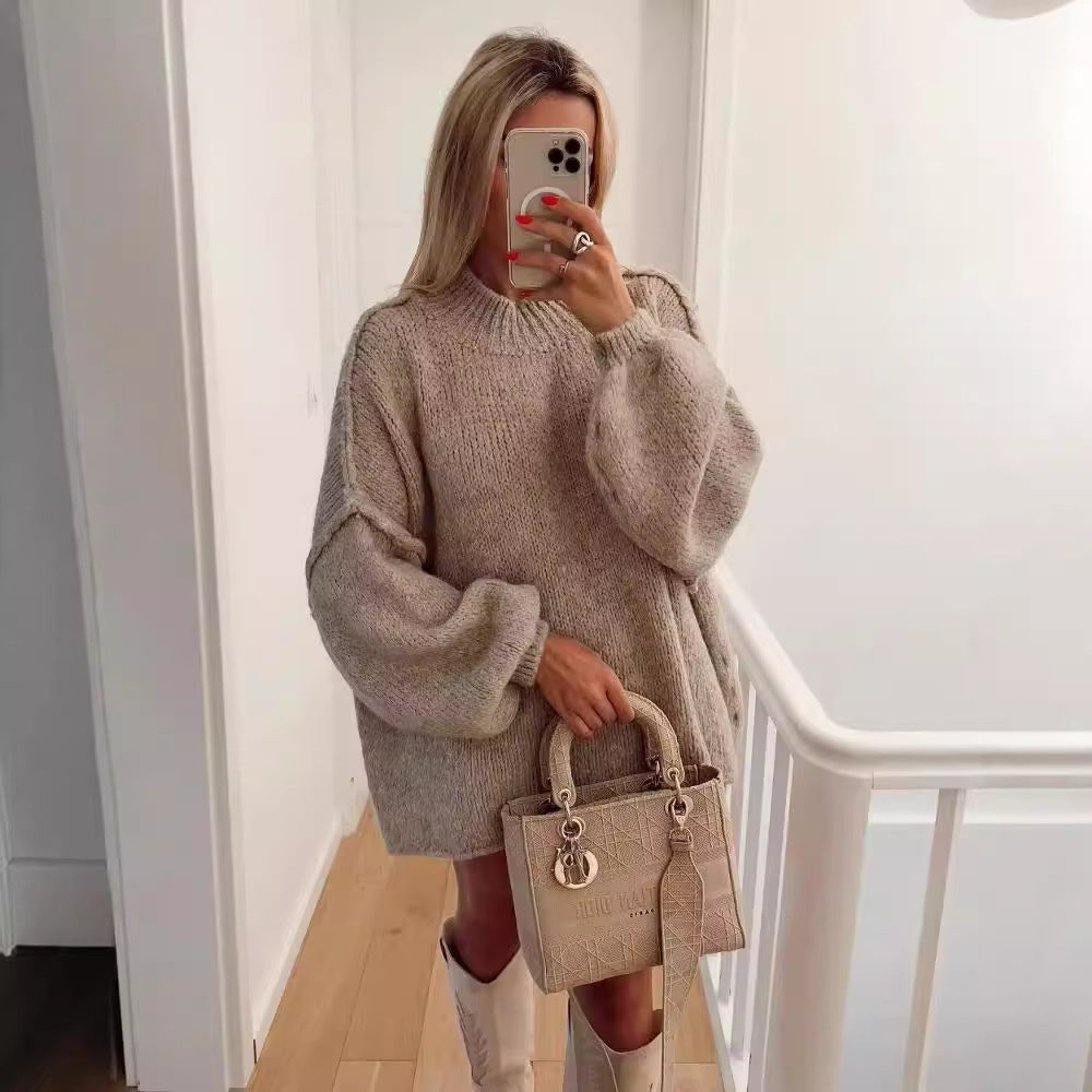 Damens lösa stickad tröja med hög krage och överlappande axlar Mirla-Eva Jonsson