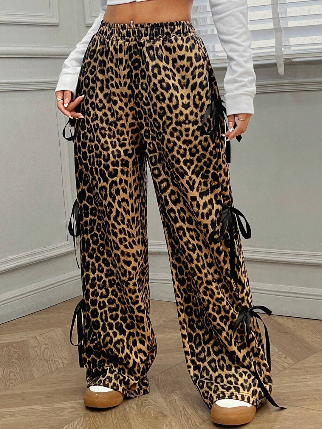 Damens löst skuren cargobyxor med leopardmönster och eleganta snördetaljer Mirla-Eva Jonsson