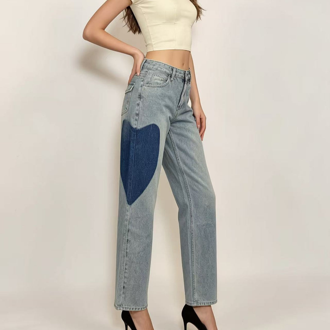 Damens löst snittade denimjeans med unika färgaccenter Mirla-Eva Jonsson