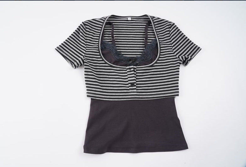 Damens modernt kortärmad topp med lagerlook och fina spetsdetaljer Mirla-Eva Jonsson