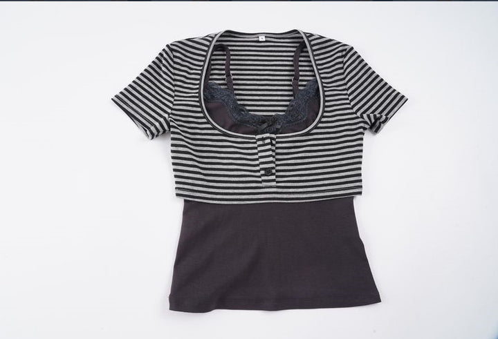 Damens modernt kortärmad topp med lagerlook och fina spetsdetaljer Mirla-Eva Jonsson