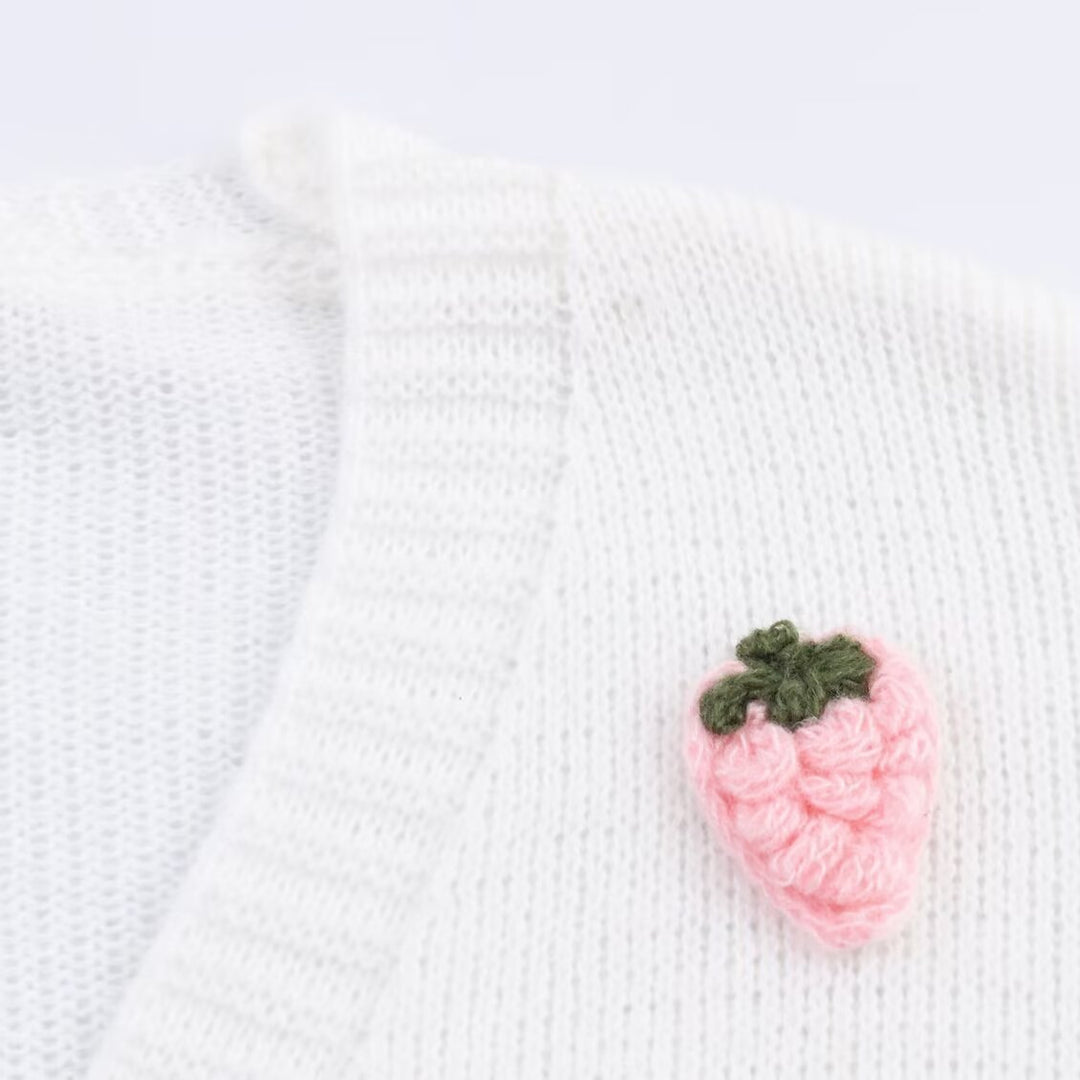 Damens modiga stickad jacka med broderade jordgubbar och knäppning Mirla-Eva Jonsson