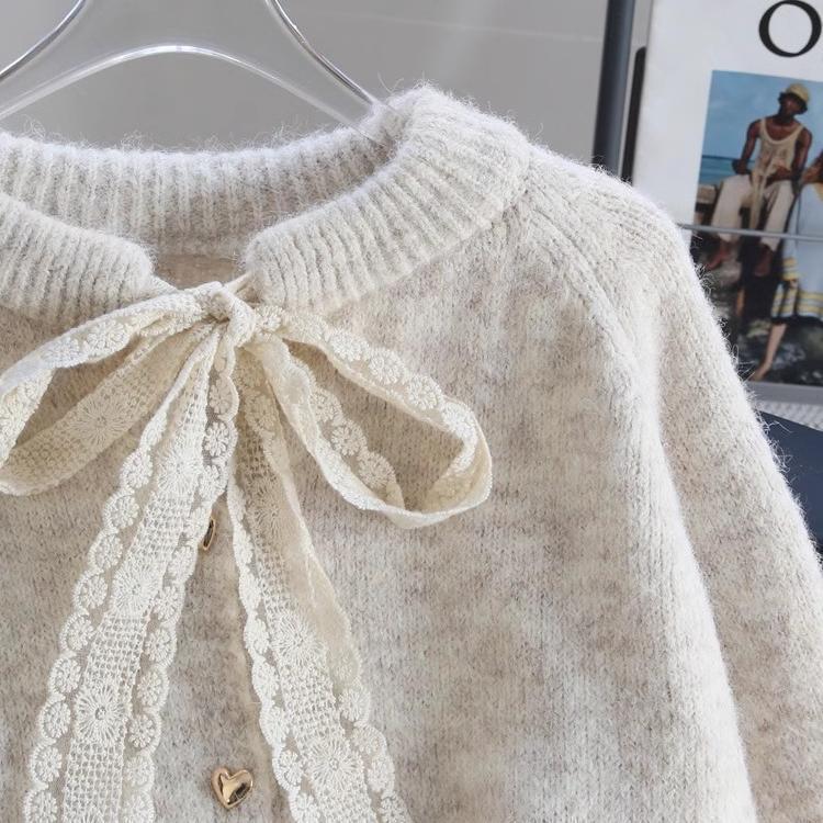 Damens mysiga cardigan med hjärtknappdetaljer och rosettaccent Mirla-Eva Jonsson