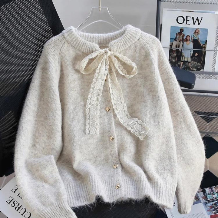 Damens mysiga cardigan med hjärtknappdetaljer och rosettaccent Mirla-Eva Jonsson
