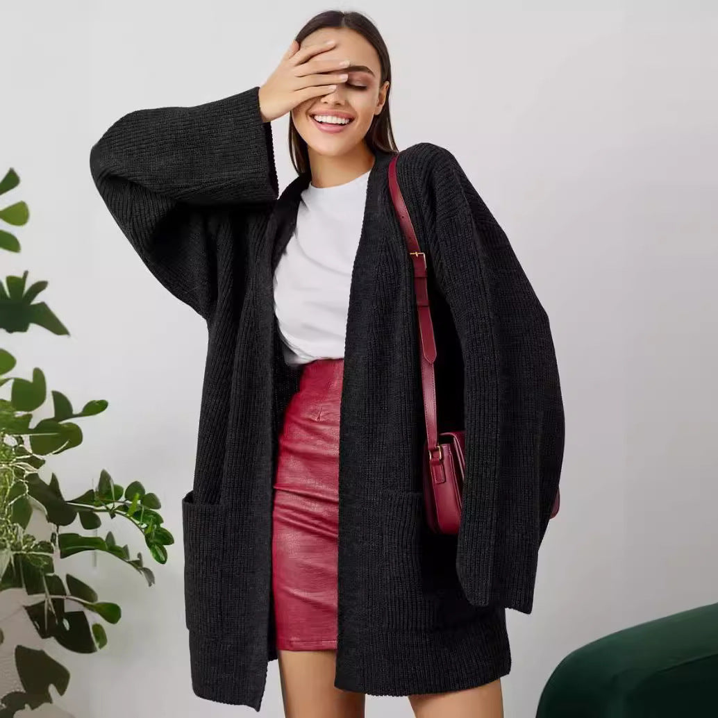 Damens mysiga långa stickade cardigan med vida ärmar och praktiska fickor Mirla-Eva Jonsson