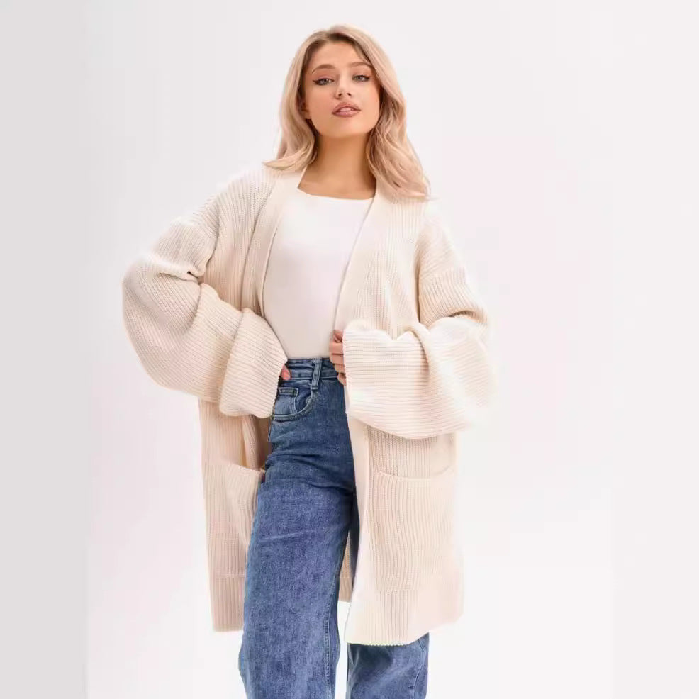 Damens mysiga långa stickade cardigan med vida ärmar och praktiska fickor Mirla-Eva Jonsson