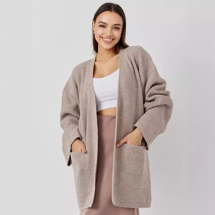 Damens mysiga långa stickade cardigan med vida ärmar och praktiska fickor Mirla-Eva Jonsson