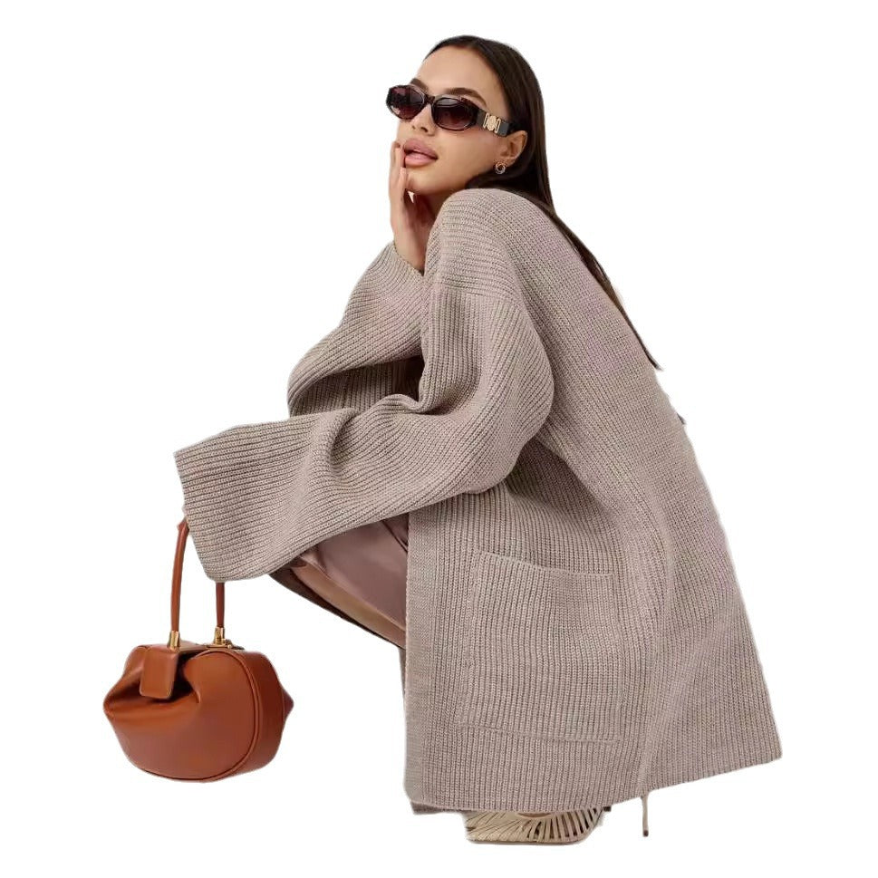 Damens mysiga långa stickade cardigan med vida ärmar och praktiska fickor Mirla-Eva Jonsson