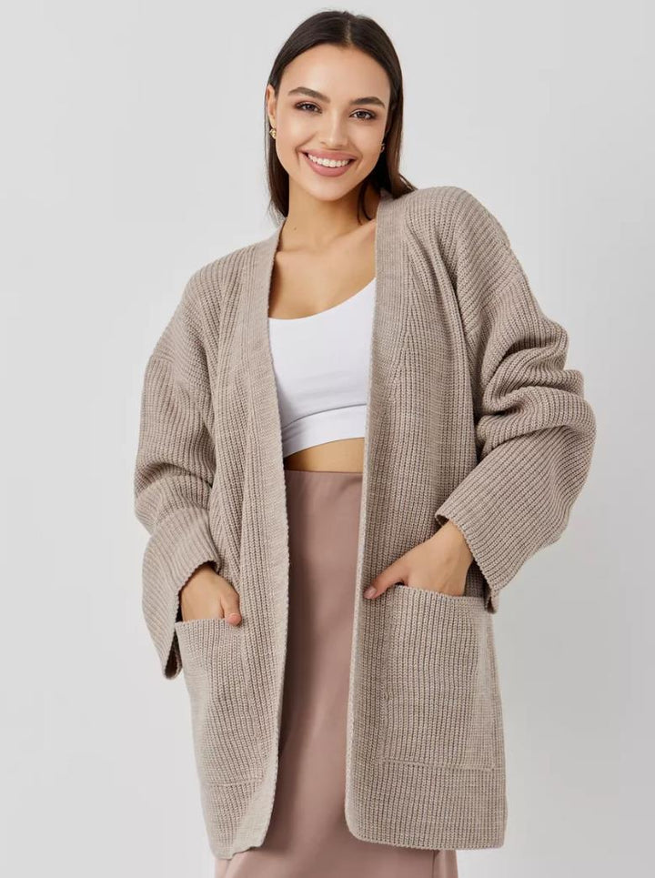 Damens mysiga långa stickade cardigan med vida ärmar och praktiska fickor Mirla-Eva Jonsson
