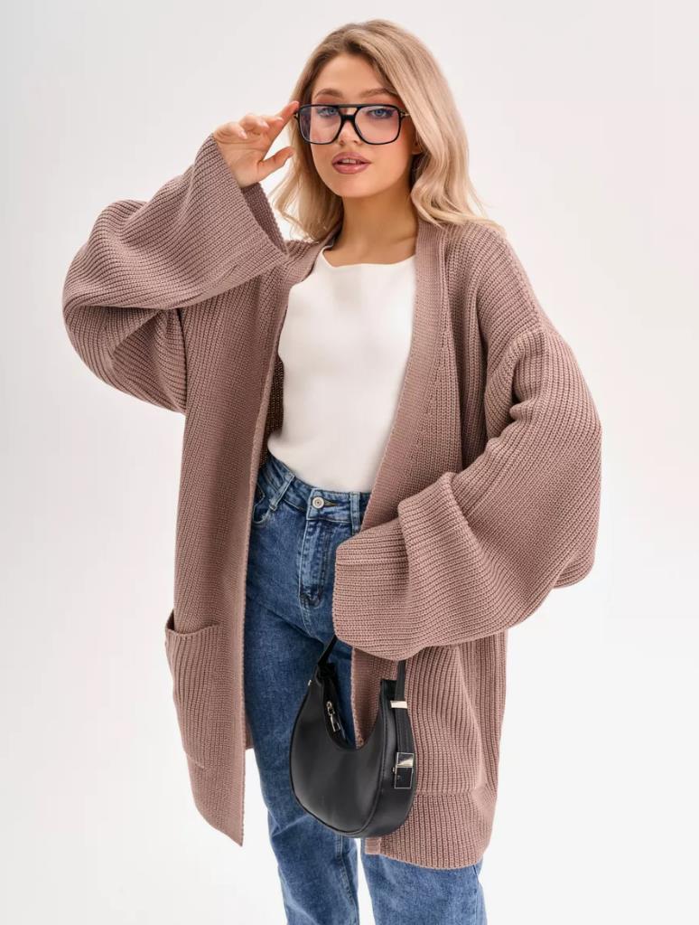 Damens mysiga långa stickade cardigan med vida ärmar och praktiska fickor Mirla-Eva Jonsson