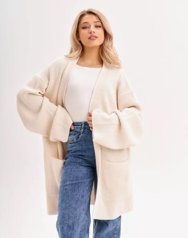 Damens mysiga långa stickade cardigan med vida ärmar och praktiska fickor Mirla-Eva Jonsson