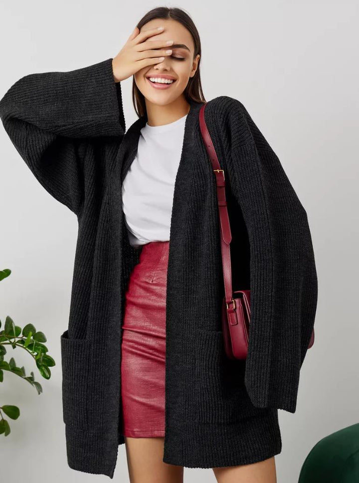 Damens mysiga långa stickade cardigan med vida ärmar och praktiska fickor Mirla-Eva Jonsson