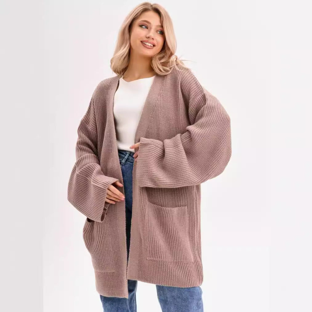 Damens mysiga långa stickade cardigan med vida ärmar och praktiska fickor Mirla-Eva Jonsson