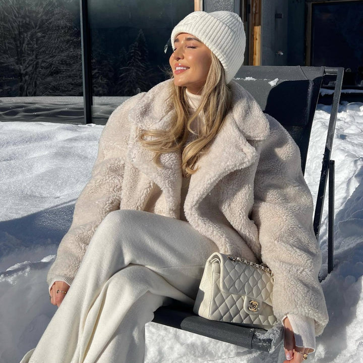 Damens mysiga plysjjacka med oversized skärning och hög krage-Eva Jonsson