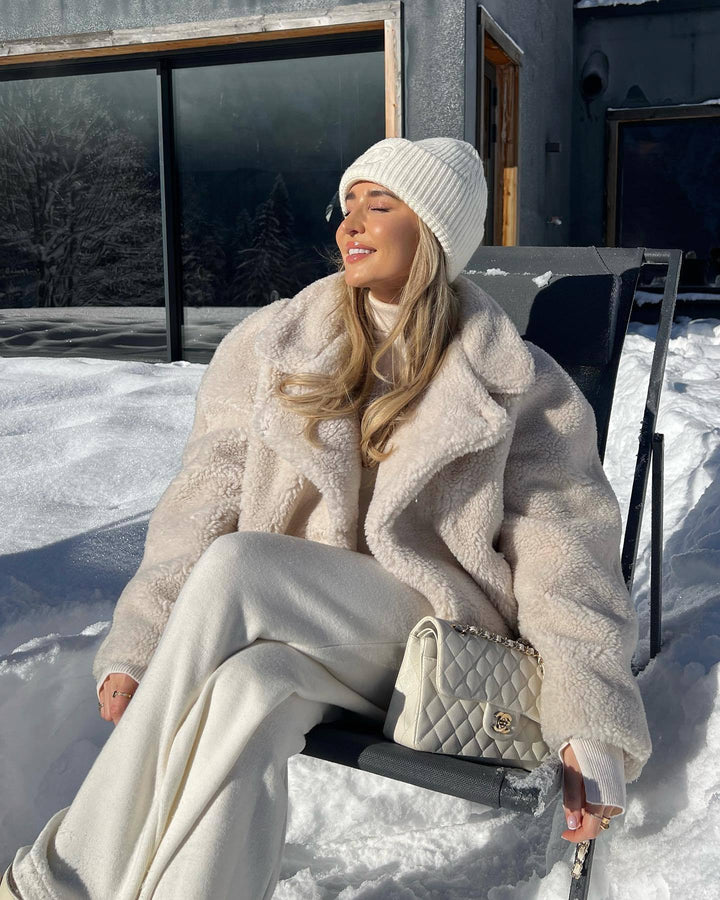 Damens mysiga plysjjacka med oversized skärning och hög krage-Eva Jonsson
