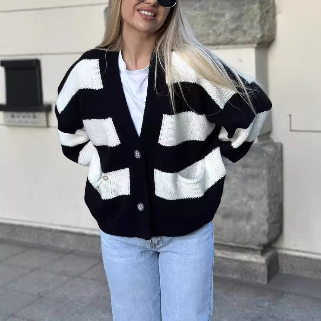 Damens mysiga stickad jacka med iögonfallande randigt mönster och praktiska fickor Mirla-Eva Jonsson