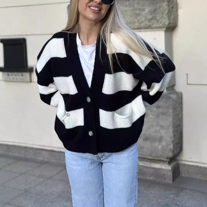 Damens mysiga stickad jacka med iögonfallande randigt mönster och praktiska fickor Mirla-Eva Jonsson
