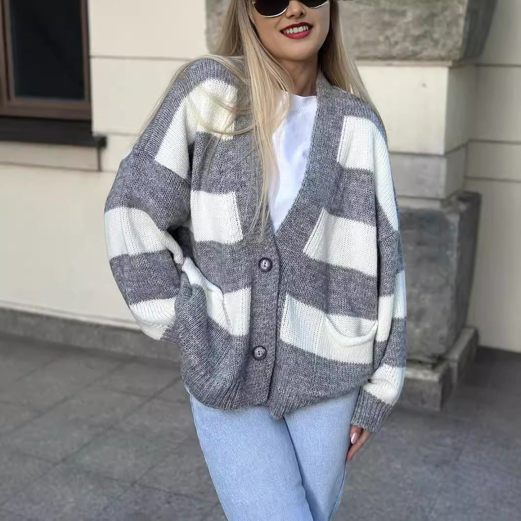 Damens mysiga stickad jacka med iögonfallande randigt mönster och praktiska fickor Mirla-Eva Jonsson