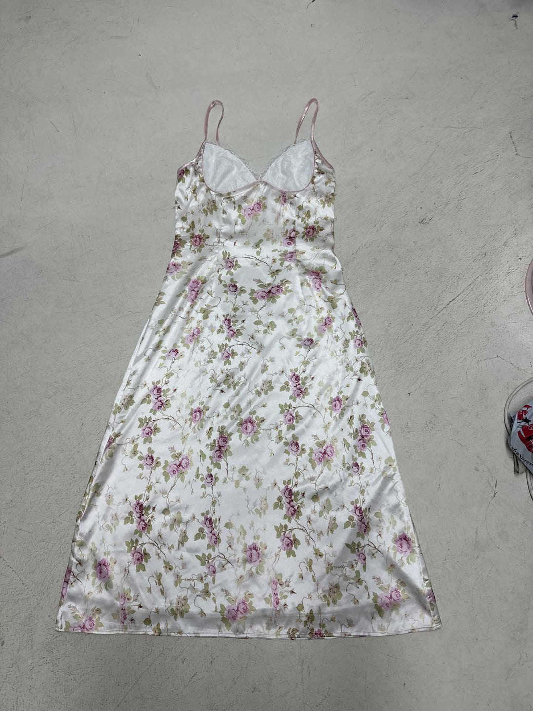 Damens nattlinne med elegant blommönster och fina spagettiband Mirla-Eva Jonsson