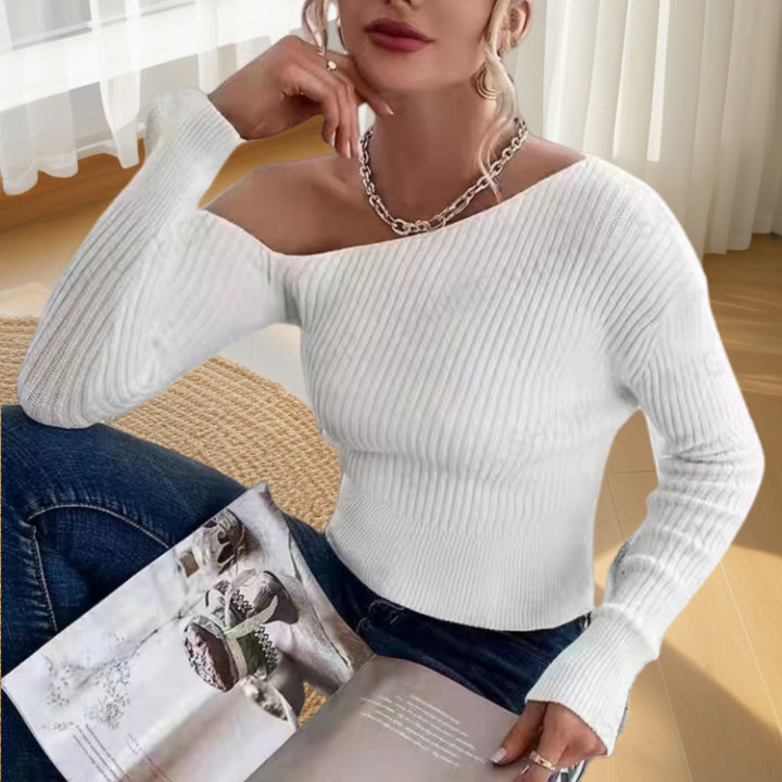 Damens överdimensionerad stickad topp med asymmetrisk design och öppen axelområde Mirla-Eva Jonsson