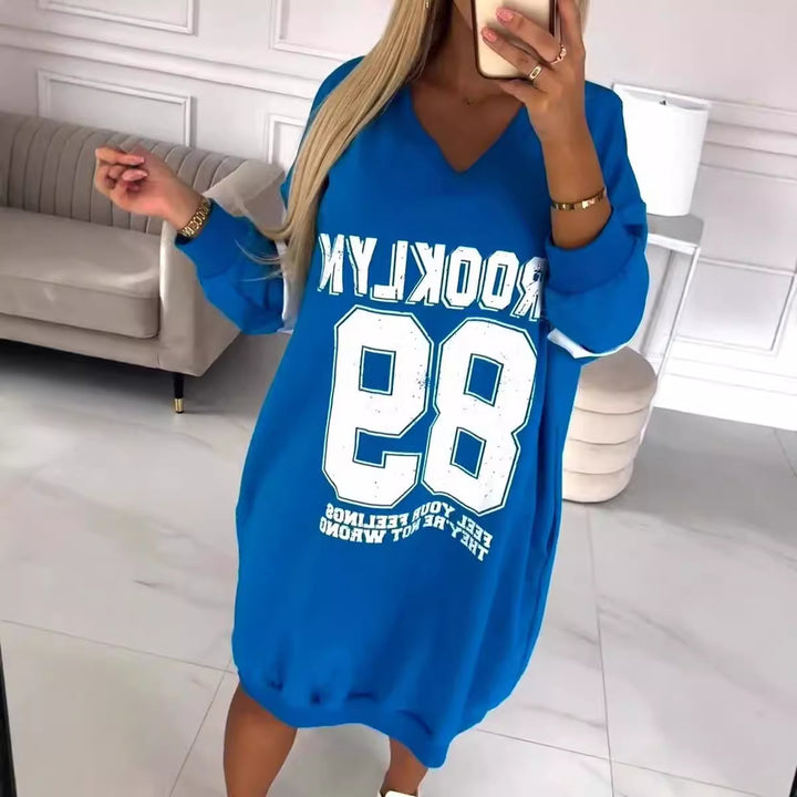 Damens oversized fritidsklänning med rundad fåll och V-ringning Mirla-Eva Jonsson