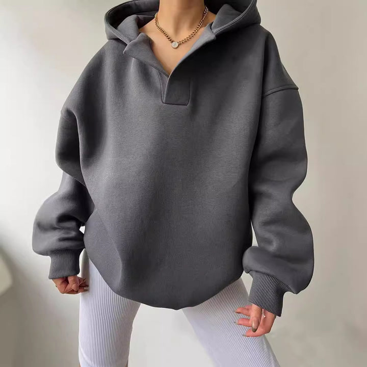 Damens oversized hoodie med kort krage och praktiska sidofickor Mirla-Eva Jonsson