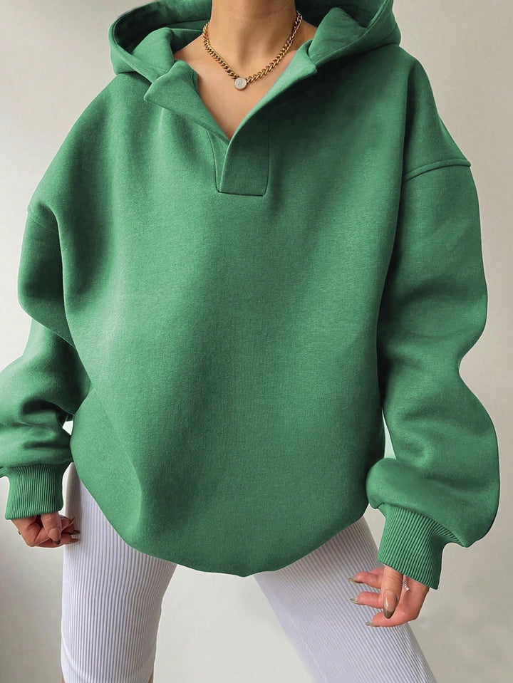 Damens oversized hoodie med kort krage och praktiska sidofickor Mirla-Eva Jonsson