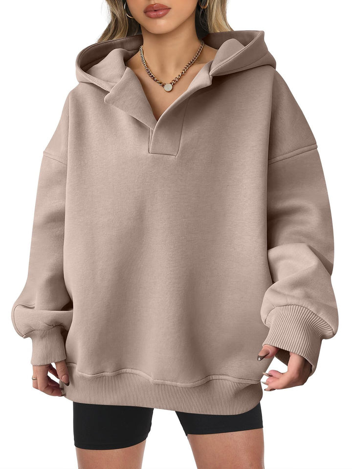 Damens oversized hoodie med kort krage och praktiska sidofickor Mirla-Eva Jonsson