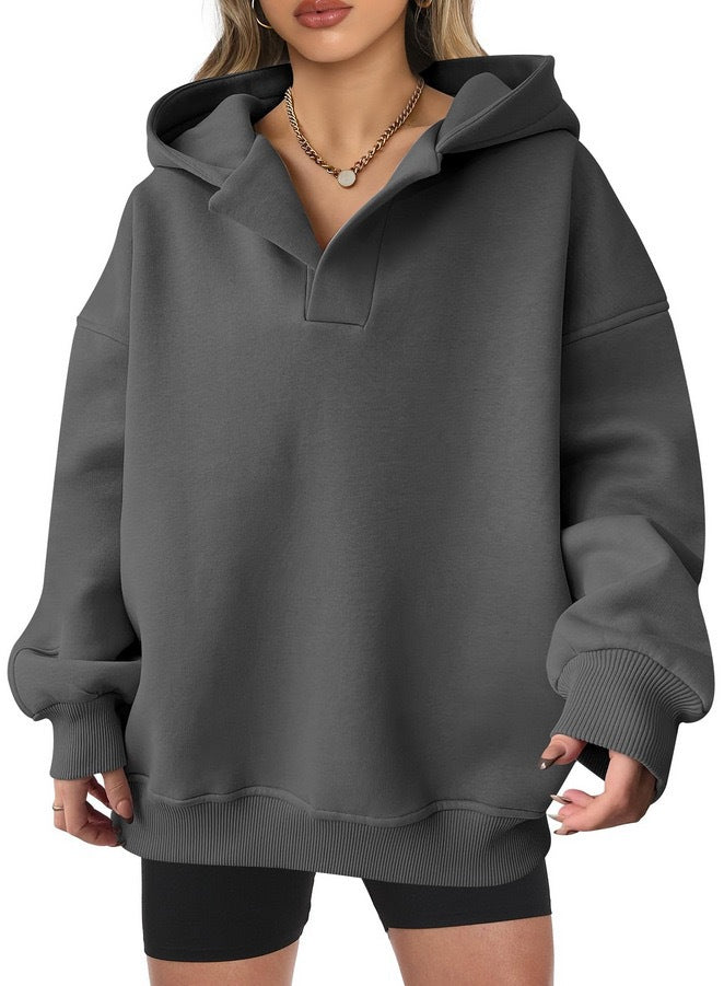 Damens oversized hoodie med kort krage och praktiska sidofickor Mirla-Eva Jonsson