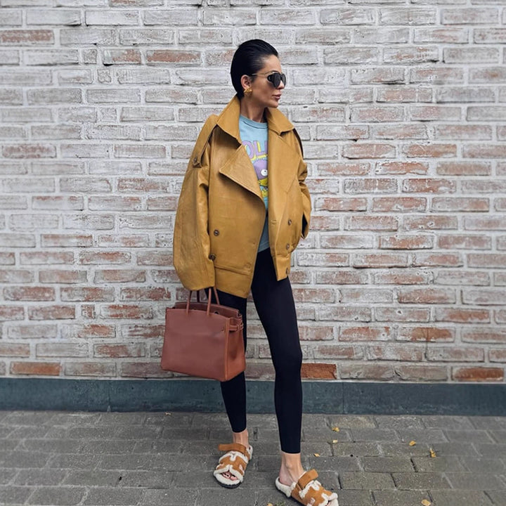Damens oversized konstläderjacka med dubbel knappslå och fashionabel klipp Mirla-Eva Jonsson
